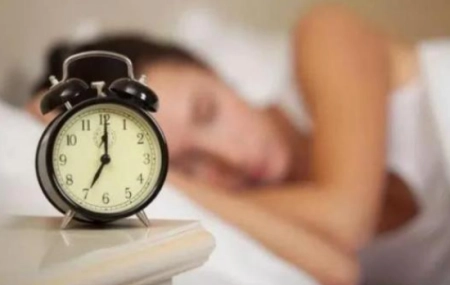 大家被“8小时睡眠论”骗了？60岁后，最佳的睡眠时间应是多久？（60岁一般睡眠几个小时就可以了）